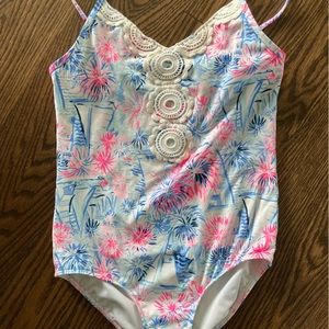 EUC. Adjustable straps. I have matching men’s swim trunks in XL available.